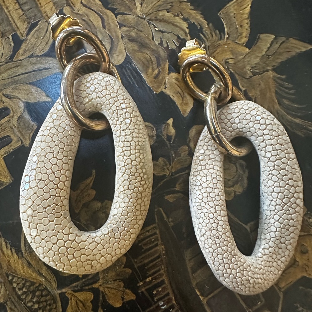 Elegant Cream Textured Earrings